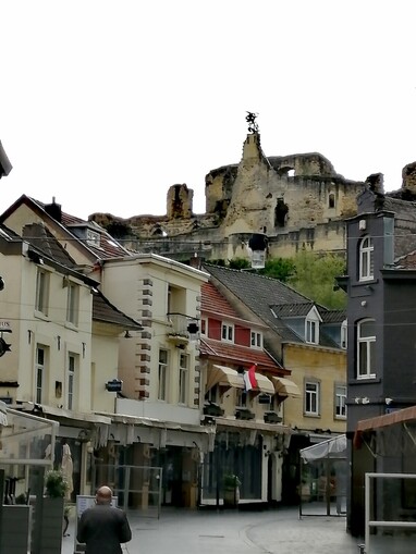 Grote straat en Ruine